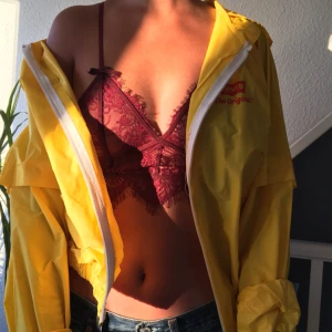  - Gul regnjacka från Levis, använd ca 3 gånger. Väldigt bra skick, fast fickorn är sönder. Passar s-m om man vill ha en ”baggy” look. Tunn och sval, perfekt att slänga över kläder när det blir lite svalt! Nypris 399 kr