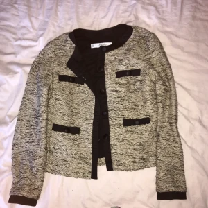  - En fin kavaj kofta från mango i strl XS. Väldigt fin att ha nu i sommar som en jacka. Möts upp i Stockholm eller så fraktar jag