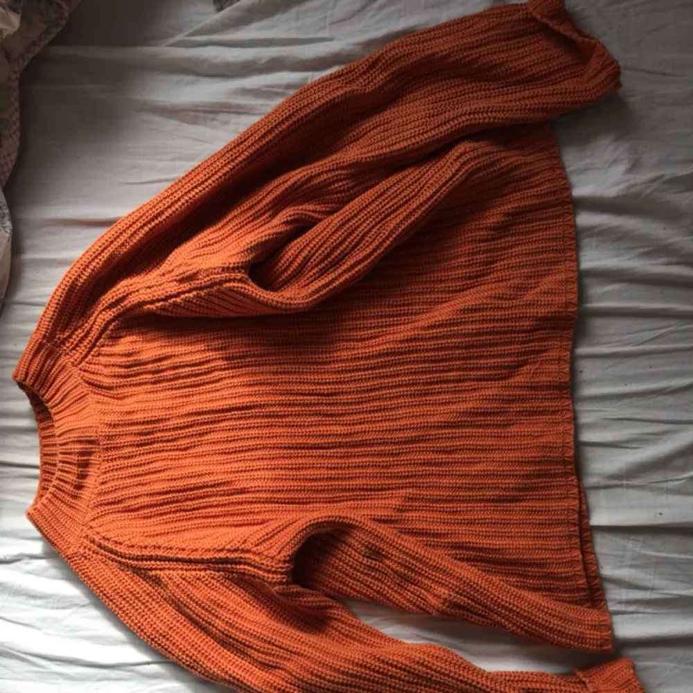 Superduper fin och mysig orange stickad tröja!! Lite stor i storleken, perfekt myströja.🧡 Använd fåtal gånger, möts upp i Östersund annars står köparen för frakt.🧡. Stickat.