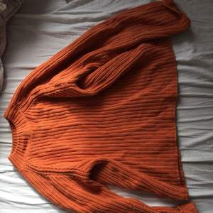 Superduper fin och mysig orange stickad tröja!! Lite stor i storleken, perfekt myströja.🧡 Använd fåtal gånger, möts upp i Östersund annars står köparen för frakt.🧡