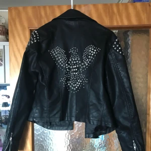  - Skinnjacka med nitar på ryggen i form av en örn 