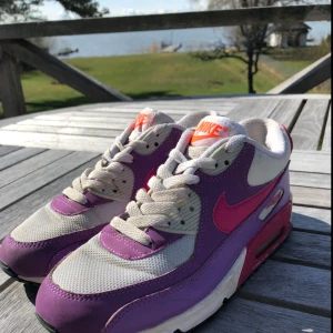  - Säljer mina Nike Air Max pågrund av att dom bara står på skohyllan och samlar damm. Sparsamt använda och i fint skick!  Köparen står för frakten