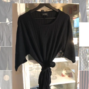  - FinStickad tröja med knytband nedtill, lite använd.trekvartslång ärm. Skickar mot fraktkostnad, har katt.