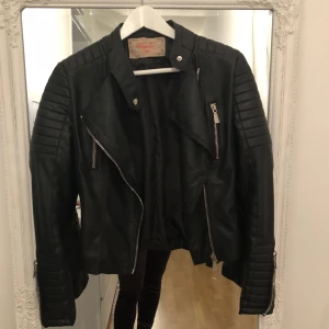  - Skinnjacka endast testad, frakt tillkommer. 