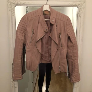  - Skinnjacka i gammalrosa från chiquelle endast testad. Frakt tillkommer.