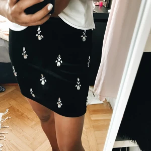  - Superfin sammetskjol med stenar på. Aldrig använd + med prislapp kvar. Köptes för 249 kr!