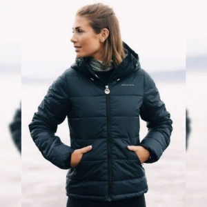  - Jättefin helt ny vinterjacka från Röhnisch som köptes förra året men tyvärr inte har använts. Hoppas den får en ny lycklig ägare!  Nypris 1200kr. Material: 100% Polyester. Mått från nacken och ner: 70 cm. Modell: Röhnisch maaz short jacket. Köpare står för frakten. Hör gärna av er om ni har några frågor!