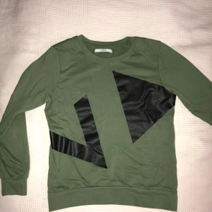  - Khaki grön sweatshirt från Ivy Revel. Så gott som oanvänd! Ordinariepris 299kr.