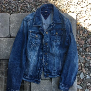  - Jeansjacka från Tommy Hilfiger. Aldrig använd! Betalning via swish. Frakt 79kr  