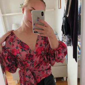  - En rosa blommig omlott-blus! Superfin men jag har tyvärr inte fått så mycket användning av den. 