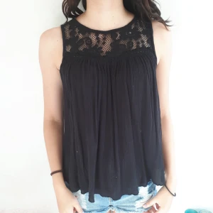  - En svart fin sommar blus i storlek 158 men passar som storlek Xs. Bra kvalité och använd ett fåtal gånger. 