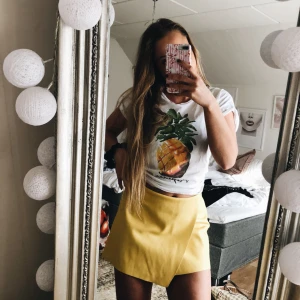  - Säljer nu min gula kjol från Zara, perfekt till kommande sommar. Den ligger tyvärr bara och tar plats i garderoben så hoppas på att någon annan får bättre  användning för den.💛