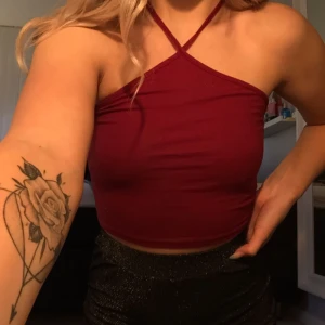  - Röd Crop top från forever 21 med knytning i halsen.  Storlek: S Skick: använd enstaka gånger. Bra skick Pris: 100kr + frakt Alla priser kan diskuteras. Finns ute på flera sidor. 