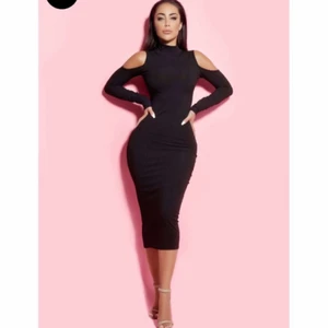  - Säljer denna fina Rebecca Stella klänning. Använd en gång.