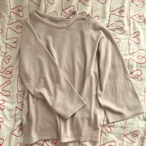  - Jättesnygg tröja från ZARA. Köpt för cirka 200kr och har aldrig använt den. Snygg detalj vid halsen. Skulle säga att den är mer som M i storlek. Möts upp i Linköping annars står köparen för frakten😄😄