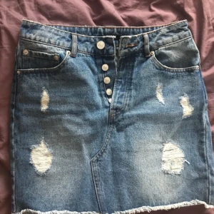  - Helt ny kjol från Bikbok. Aldrig använd då jag hann växa ur den innan användning. Storek S, liten i storleken så passar även XS. 