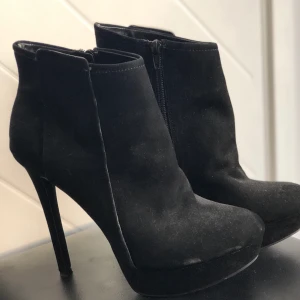  - Svarta skit snygga och ändå bekväma klackar... 