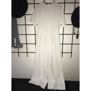  - Helt underbar byxdress från ZARA. I perfekt skick. Storlek XS men passar mig som är 36a. Fin till studenten 