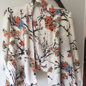  - Vacker tunn jacka/kavaj/kofta draperad framtill och trekvarsärmar. Silkesblandning. Mycket gott använt skick.   Garderobsrensning, se mina övriga annonser. Möjlighet till samfrakt.   Köparen står för frakt.  Ansvarar inte för postens ev slarv. 