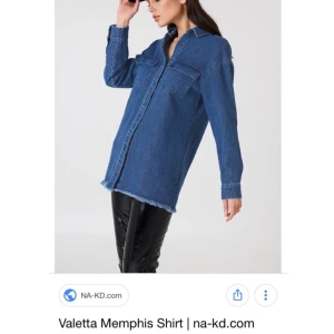  - En cool jeansskjorta/jeansjacka från na-kd med raw hem slitna kanter längst ner. Kan passa s och m då det är lite oversize fit Helt oanvänd med lappar kvar, nypris 999kr Säljer då jag tycker att den är för lång/stor för mig  kan sänka pris vid snabb affär