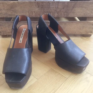  - Superfina skor köpta här för någon månad sen. Använda två ggr men tyväääärr lite för små för mig. Stabila klackar som känns rätt till varje tillfälle. 💫