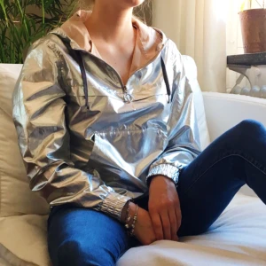  - En snabb silverjacka perfekt för vår/sommar. Passar en storlek S. Använd en gång sen insåg jag att jag inte var snabb nog :( köparen står för leverans :)