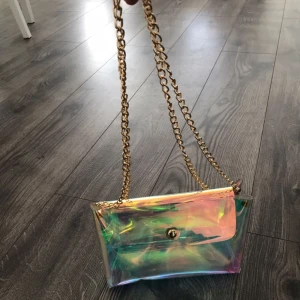  - Säljer denna genomskinliga väska i hologram färg. (Oanvänd)