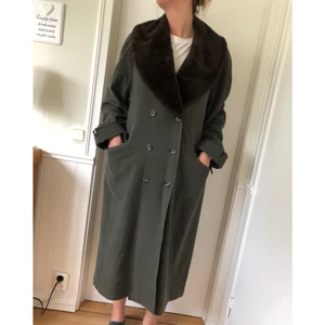  - En äldre mossgrön kappa från Kappahl ”No1 Collection”. Sparsamt använd. Den mörkbruna pälsen är avtagbar. 
