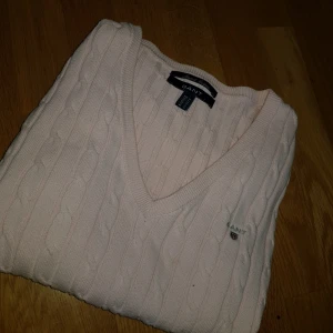  - En fin gant tröja i färgen rosa  I storlek m används inte på grund av för stor 