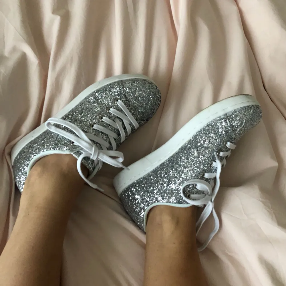 ✨ Glittriga sneakers ✨ Använda en gång, medföljer både vita och silverglittriga skosnören. . Skor.