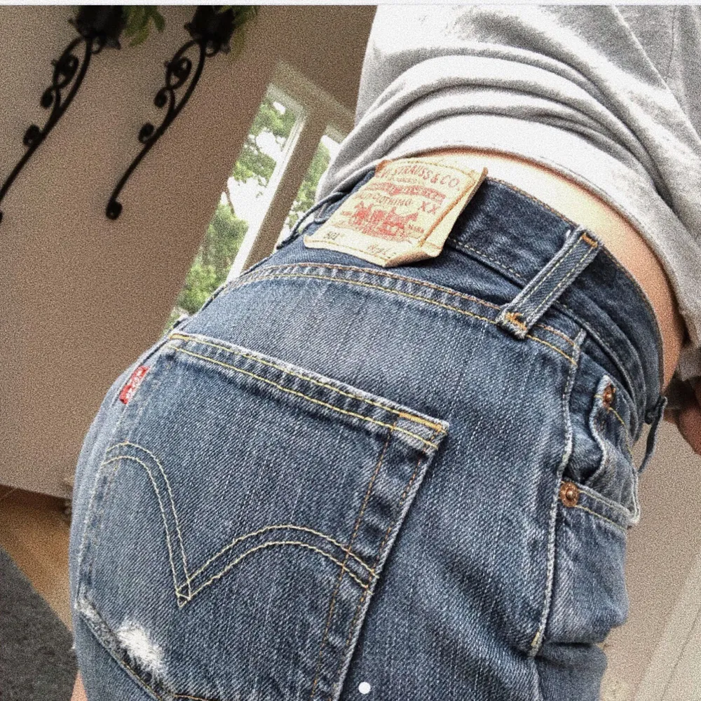 Snygga levisshorts! Köparen står för frakt. Passar mig som är 36 på andra jeans/byxor.. Shorts.