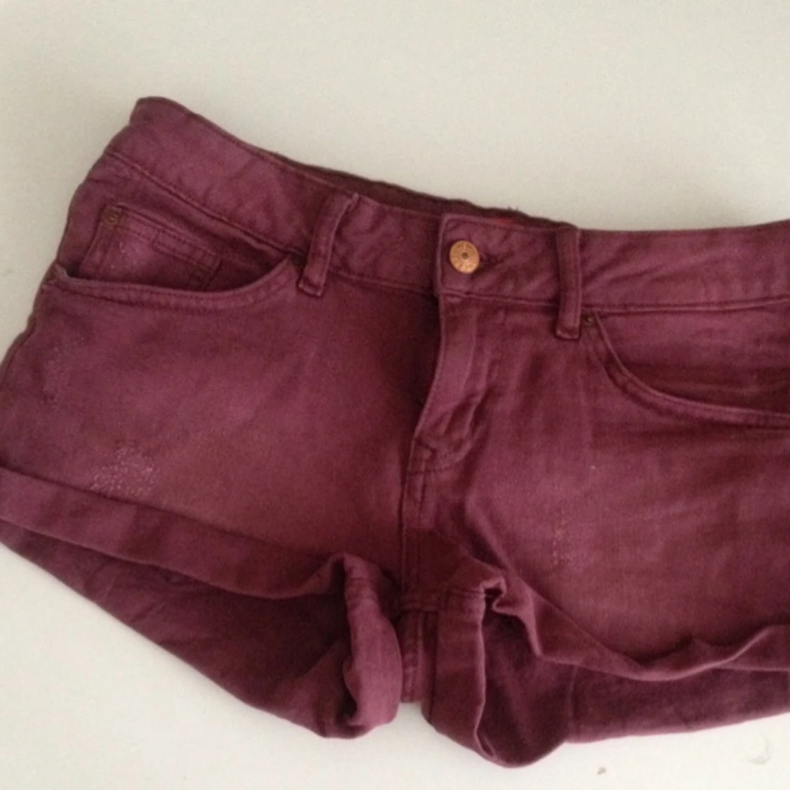 Vinröda shorts, h&m.  - 1390995142