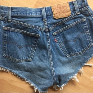  - Ett par riktigt snygga shorts från Levis. Uppskattar att storleken är S/M. 