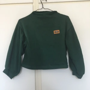  - Onesize grön tröja men sitter som en medium. Har en i gul också som jag kan sälja antingen själv eller i paketpris.