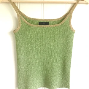  - Grön lurex topp från Day by Birger et Mikkelsen. 💕 BESÖK ÄVEN MINA ANDRA ANNONSER OCH GÖR MIG EN OFFERT! ✨👍 ALLT SKA BORT, STÄNGER MIN PLICK 🖤➕➕➕Frakt tillkommer på allt eller mötas i Sthlm.