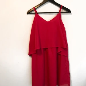  - Sommarklänning som är normal i storleken, använd en gång! Är mer rosa i verkligheten än på bilden. 