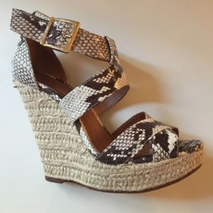  - Espadrillos med ormskinnsmönstrat skinn. Använd en gång så i mycket fint skick.