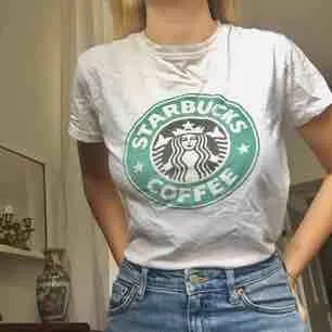 Starbucks t-shirt köpt i Spanien! Passar XS och S beroende på hur man vill att den ska sitta. Mjukt tyg och trycket försvinner ej i tvätten. Litet hål i ena armhålan. Möts i Stockholm!. T-shirts.