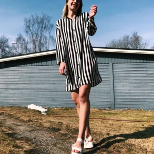  - Ett plagg som är fint att använda både som klänning, skjorta och kofta! Knäppning framtill. Använd bara en gång. 