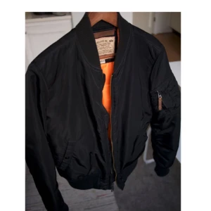  - Fodrad. Alpha Industries blev uppmärksammade för sin höga kvalitet och tilldelades "Department of Defence Quality Excellence Flag" år 1982. ) Väldigt lite använd.