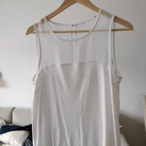  - Topp från H&M med snygga meshpartier fram och bak. Storlek M men passar nog även S, skitsnyggt till högmidjade kjolar och jeans. Skriv vid frågor! :)