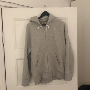  -  skön luvtröja från Acne. Stor och skön i storleken. Knappt använd!   Bara STHLM, postar inte!