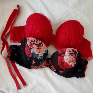  - 75 för röda med band och 50 för svarta med blommor utan eller 100 för båda. Passar även lite större byst (B)