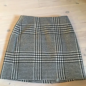  - säljer min fina kjol pga för liten :( ingen stretch.bra skick endast använd en eller två gånger så nästan som ny. 90kr+frakt!