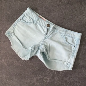 Jeans shorts  - Jeans short. Knappt använd. Som ny!