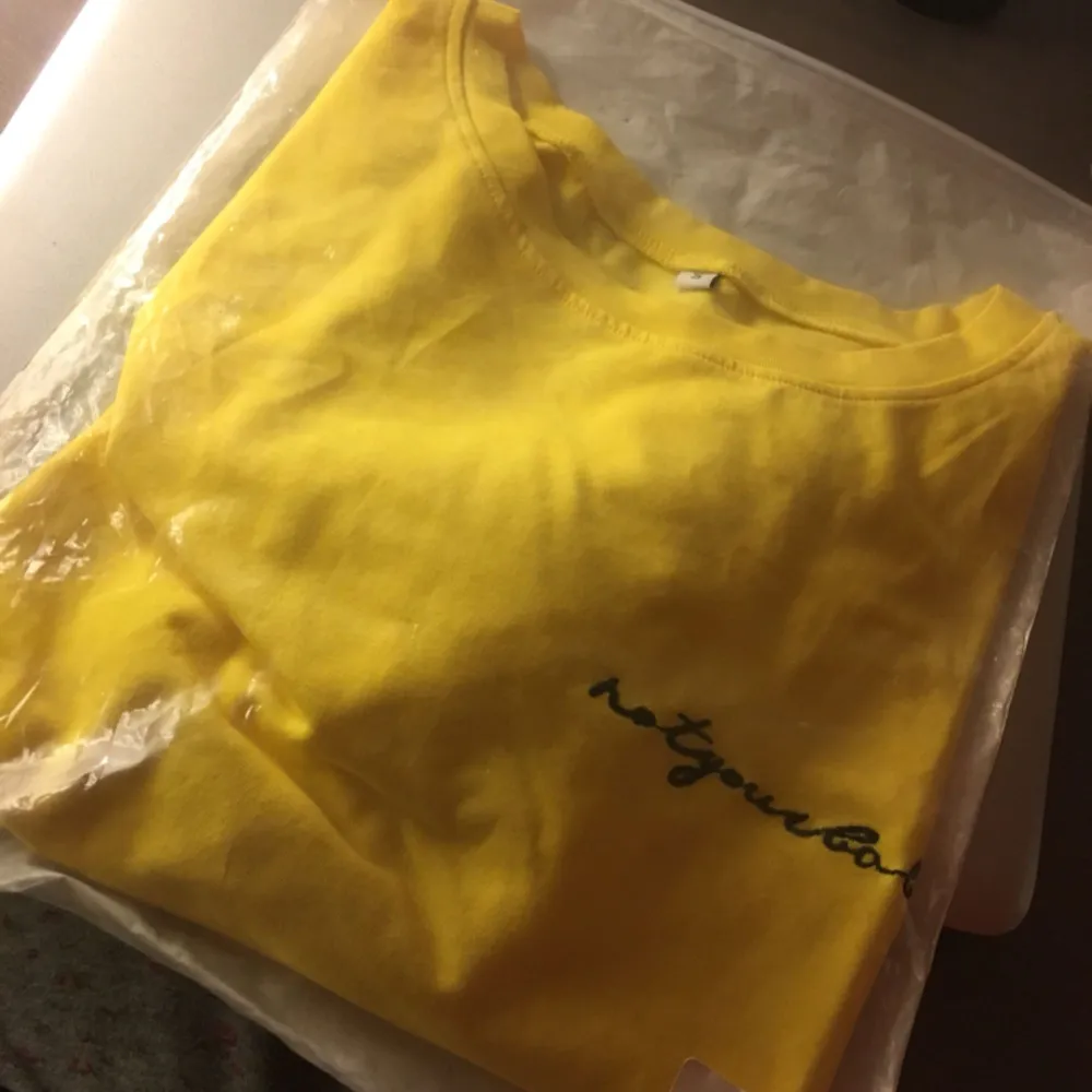 Oanvänd gul t-shirt i stl S köpt på Urbanbeka. Säljer pga att jag köpte fel storlek.   Fraktar eller möts upp i Stockholm. . T-shirts.