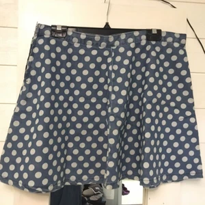  - Skaterskirt, använd fåtal gånger!!  Storleken är W32 så typ storlek 44! 