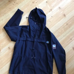  - Vintage Helly Hansen Anorak Fjäll i trevligt använt skick. Kan hämtas i Uppsala eller skickas spårbart för 58 SEK