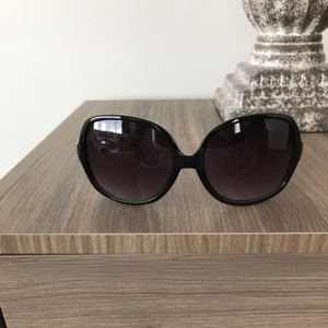  - Säljer dessa solglasögon i svart färg.