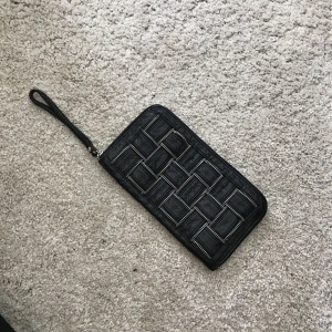  - Kuvertväska i ”läder”